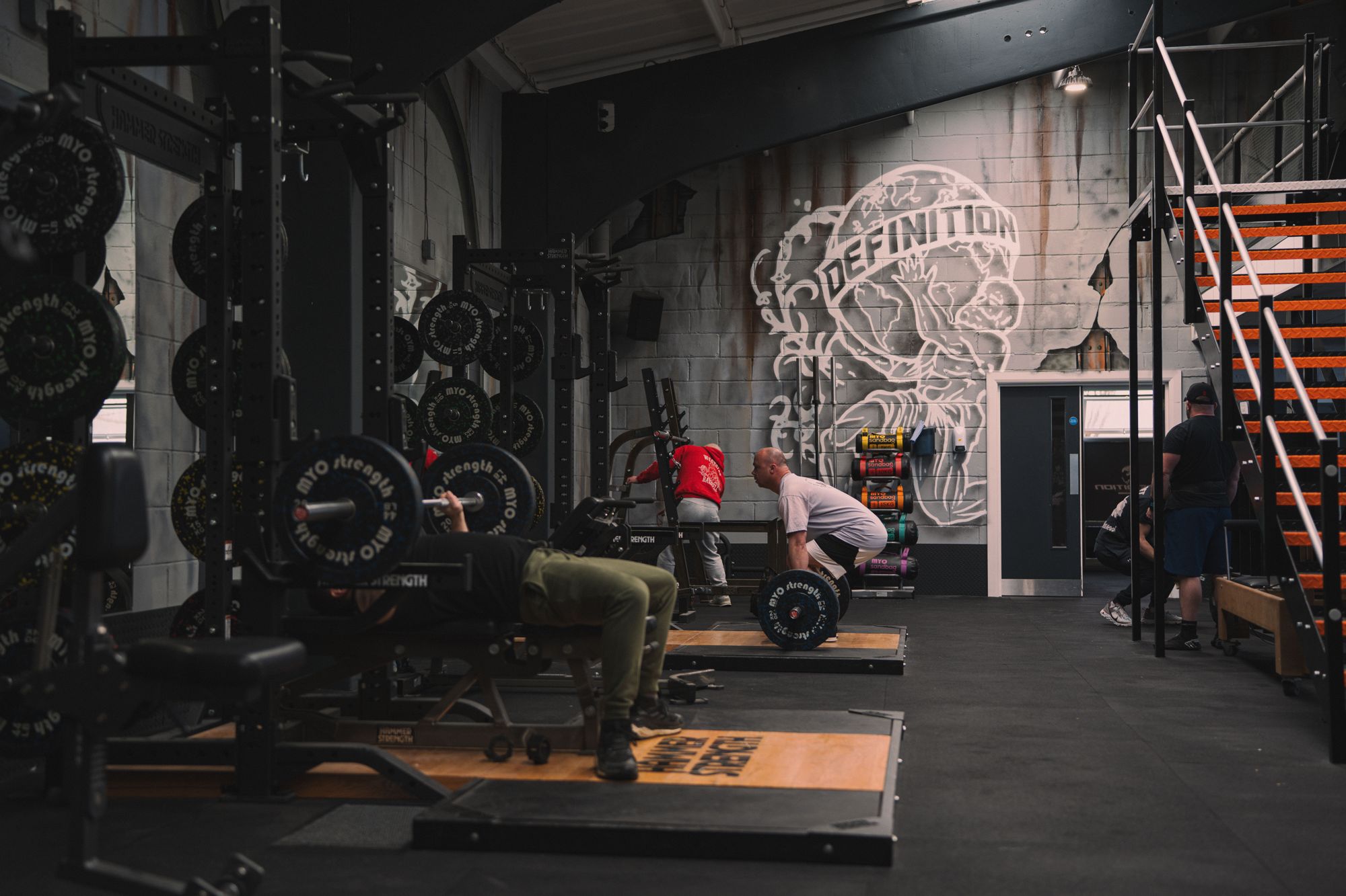 Racks and lifting platforms on the strength floor